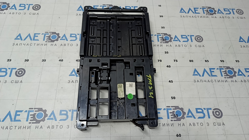 Крышка бокс кармана центральной консоли Tesla Model 3 21-23 серая, царапины