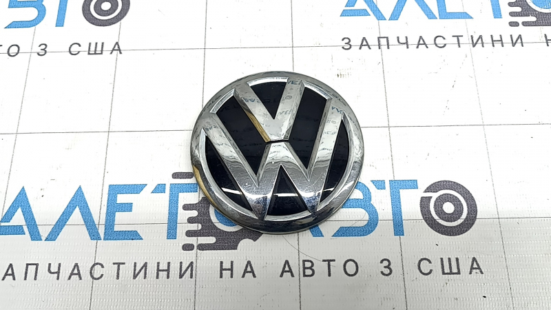 Эмблема задняя VW Jetta 19-21 сломана направляющая, царапины
