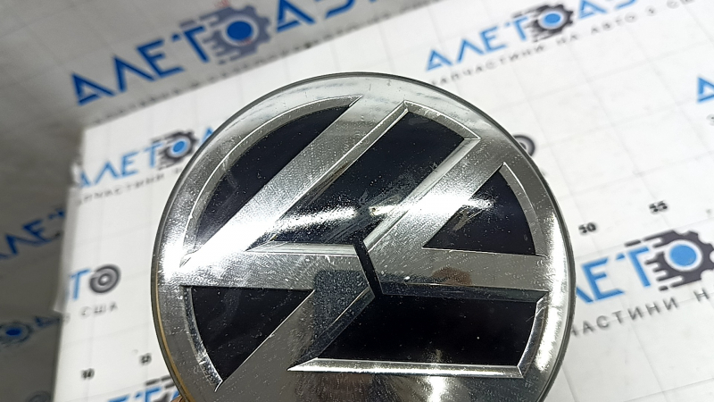 Эмблема решетки радиатора VW Jetta 19-21 под дистроник, песок, царапины
