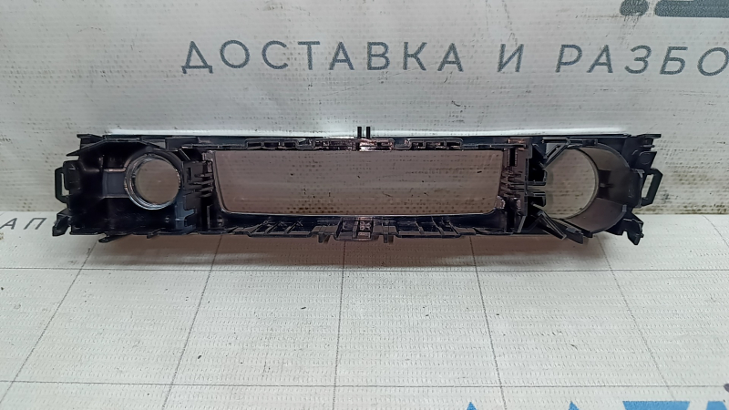 Накладка центральной консоли передняя под кнопку start/stop Audi E-Tron 19-23 мелкие сколы