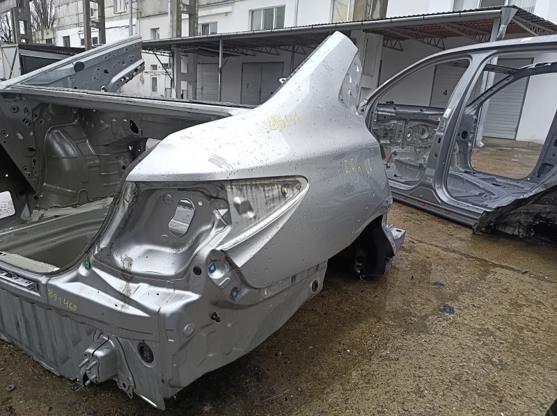 Чверть крило ззаду права Toyota Camry v55 15-17 usa, срібло 1J9, на кузові, вм'ятини