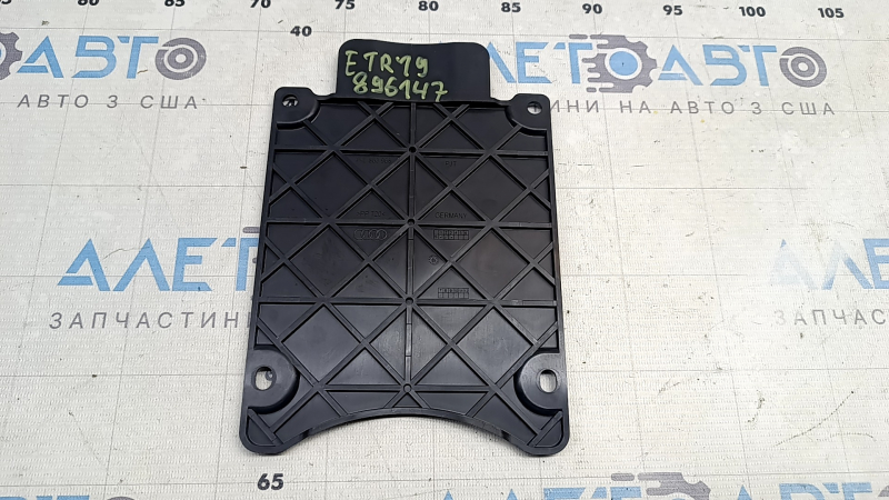 Накладка пола 2-го ряда сидений Audi E-Tron 19-23 царапины