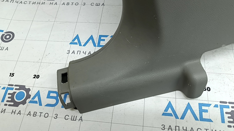 Накладка центральной стойки нижняя левая Buick Encore 13-16 серая, царапины, сломаны крепления