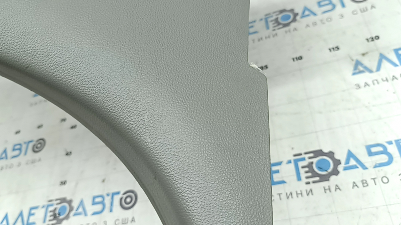 Накладка центральной стойки нижняя правая Buick Encore 13-16 серая, царапины, сломано крепление