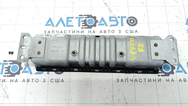 Металлический корпус подушки безопасности, оригинальная запчасть для Mercedes A-class V177, в хорошем состоянии.