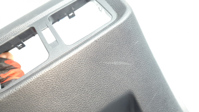 Близкий план дефекта на накладке, царапины различной глубины на поверхности.