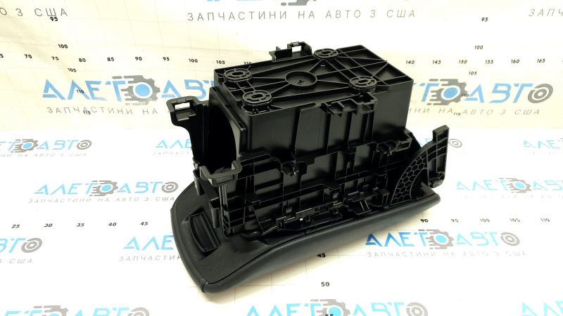 Вид сзади на корпус подлокотника Toyota Venza 2021-2024; чёткие линии конструкции и отсутствие повреждений.