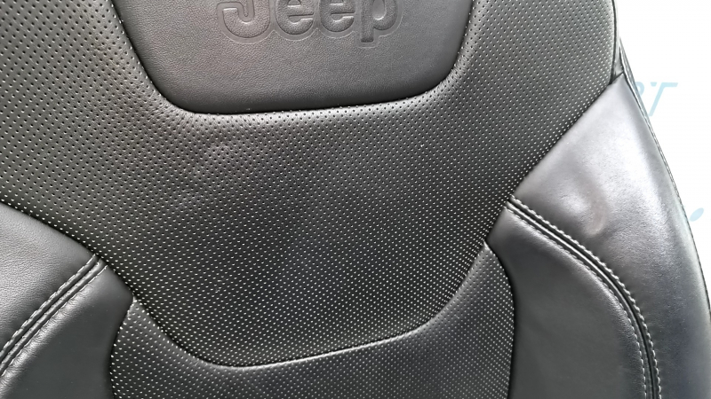 Электрический разъем на сиденье Jeep Cherokee, показывает состояние подключения.