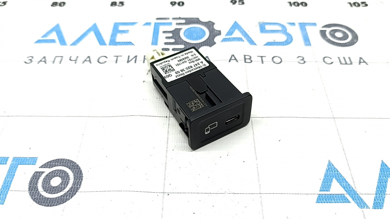 USB Hub центральной консоли Mercedes A-class V177 19-22 передний, 1 type-C