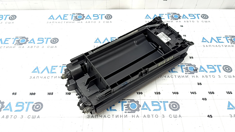 Внутренний отсек подлокотника центральной консоли Mercedes A-class V177, демонстрирует хорошее состояние.