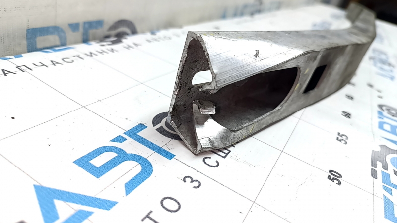 Усилитель переднего бампера нижний Toyota Venza 21- надрыв, примят
