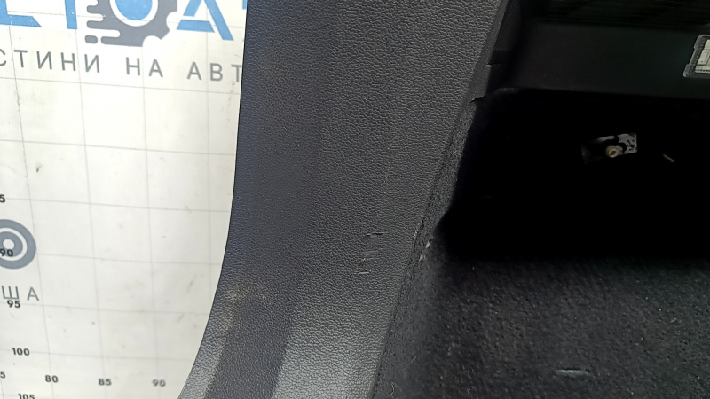 Обшивка арки левая VW Tiguan 18-19 черная под 3 ряда, с рычагом откидывания задних сидений, царапины
