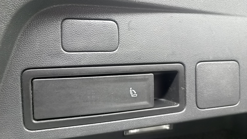 Обшивка арки левая VW Tiguan 18-19 черная под 3 ряда, с рычагом откидывания задних сидений, царапины
