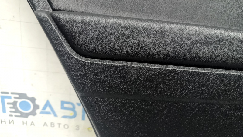 Обшивка двери Volkswagen Tiguan, вид с нижней части с легкими следами использования