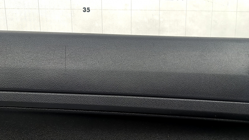 Обшивка двери карточка задняя левая VW Tiguan 18-18 черная, подлокотник кожа черный, вставка пластик, с ручкой, царапины