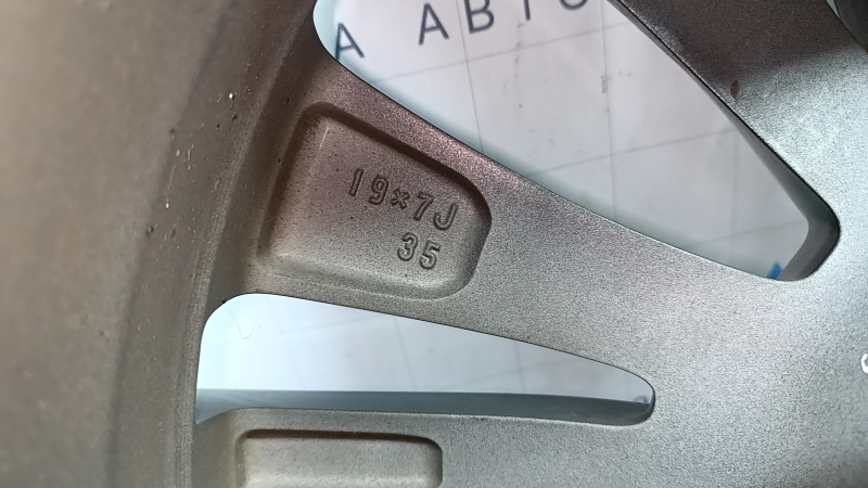 Маркировка диска R19 для Toyota Venza, вид с близкого расстояния.