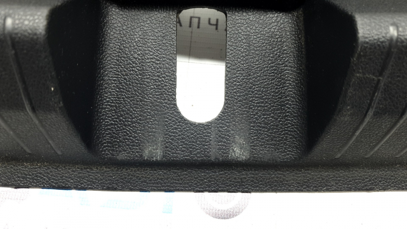Накладка проема багажника VW Tiguan 18-24 черная, надломано крепление, царапины