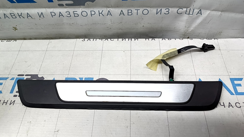 Накладка порогу зовнішня задня права Audi E-Tron 19-23 чорна, з хромом і підсвічуванням, потерта