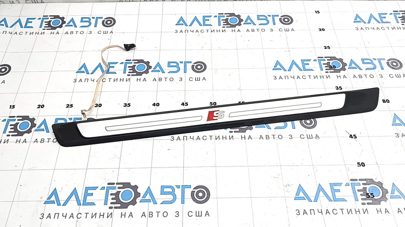 Накладка порога внешняя передняя левая Audi A5 F5 17-25 5D S-line, с подсветкой, фишка окислена, рабочая, царапины