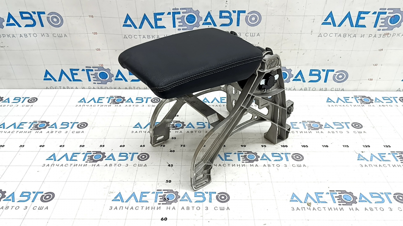 Подлокотник Audi A5 F5 20-25 кожа черная, с кронштейном, надрывы