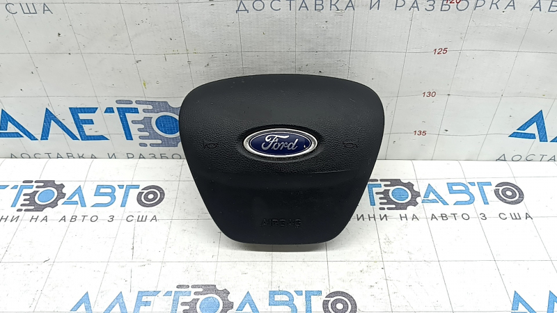 Крупный план руля с подушкой безопасности Ford для модели Escape 2020-2026, видно логотип.