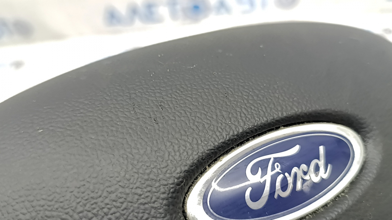 Детальный ракурс на логотип Ford на подушке рулевого колеса для Ford Escape MK4 20-26.