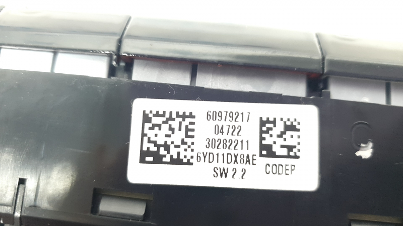 Крупный план маркировки на блоке кнопок Jeep Compass