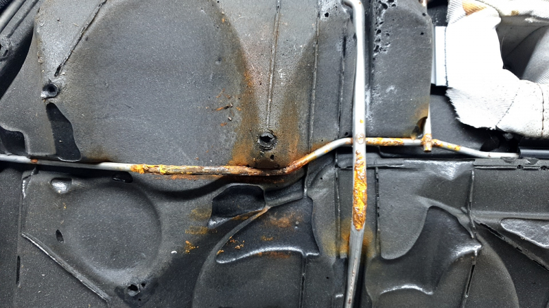 Подушка заднего ряда сидений 2 ряд Jeep Compass 22-26 кожа серая, белая+коричневая строчка, перфорация, под химчистку, ржавый каркас, примятость
