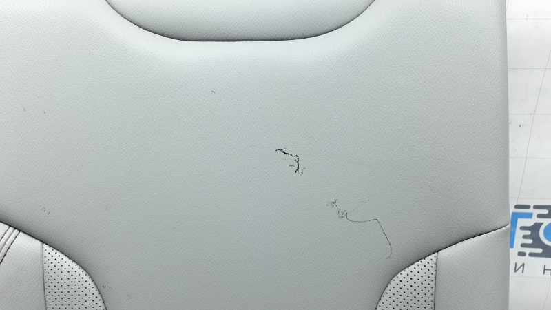 Вид на верхнюю часть спинки заднего сиденья Jeep Compass, небольшие царапины на коже