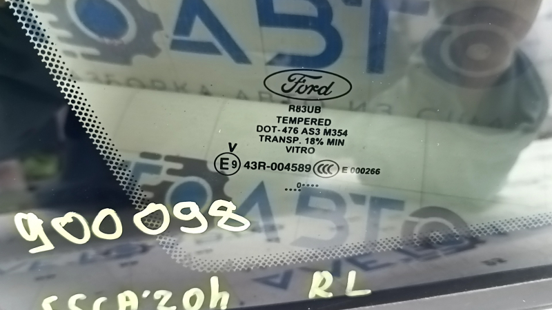 Маркировка стекла на задней левой форточке Ford Escape MK4 20-26, с деталями оригинала.