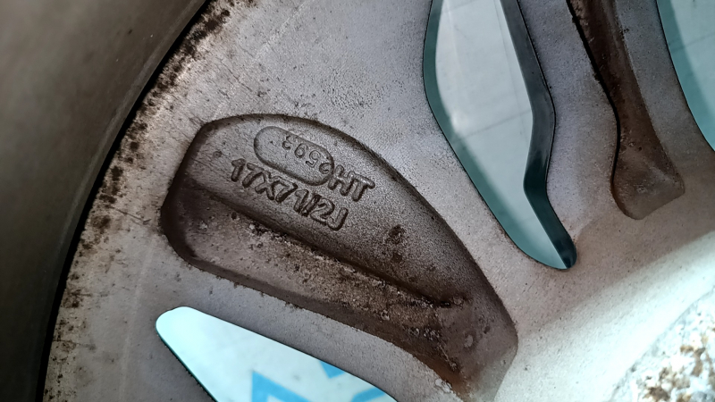 Крупный план маркировки на диске колеса Honda Accord
