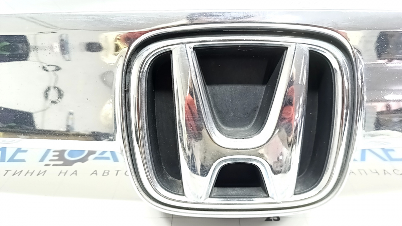 Эмблема Honda на молдинге решетки радиатора, детальный кадр