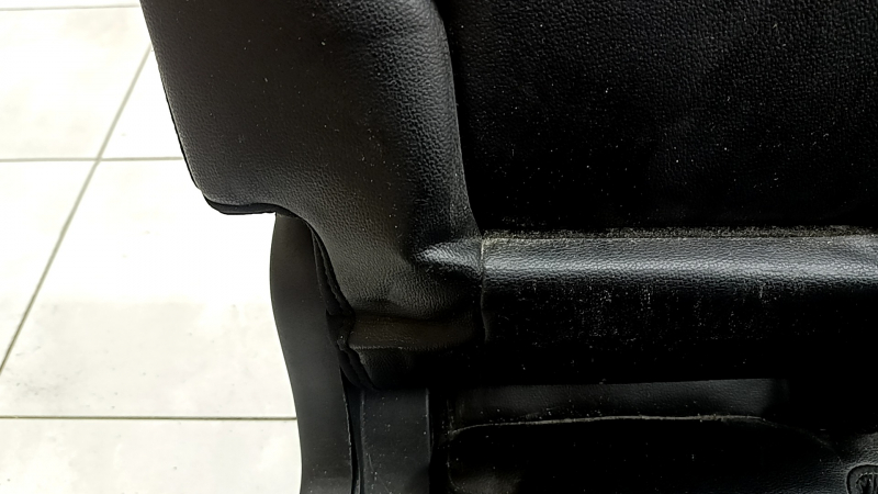Детальный план повреждений на сиденье заднего ряда Ford Escape MK4, небольшие потертости