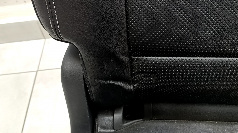 Дефект на сиденье заднего ряда Ford Escape, видно замятие на коже