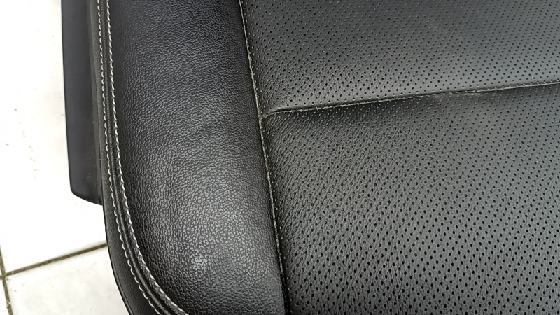 Задний ряд сидений 2 ряд правый Ford Escape MK4 20-21 без airbag, кожа черная, перфорация, замята