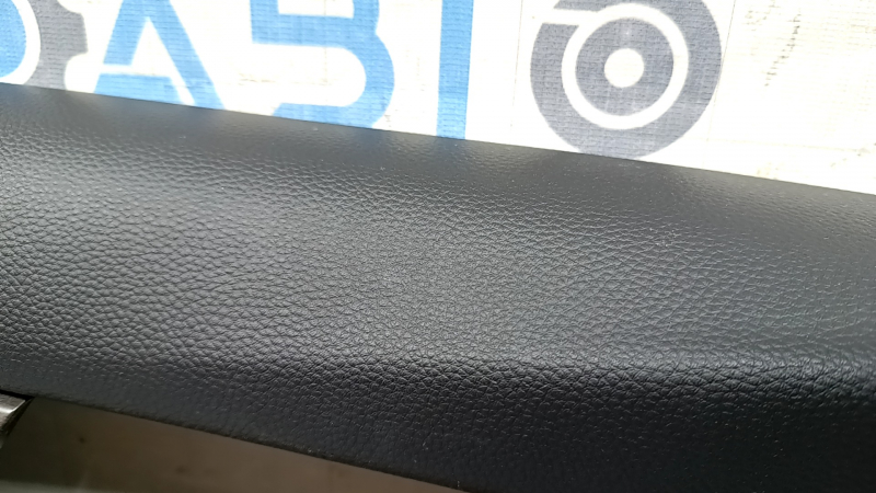 Подлокотник на обшивке передней левой двери Honda Accord 18-22, отделка светлой кожей.