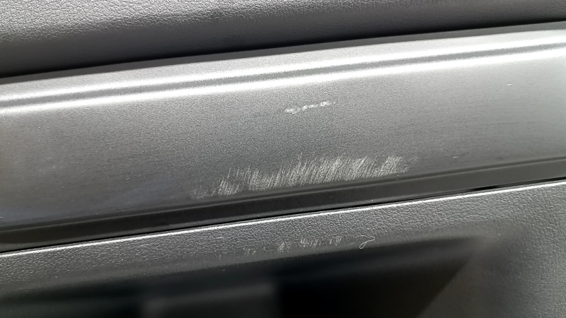 Деталь с потертостями, вид с накладкой, для Mazda CX-90 2024–2026.