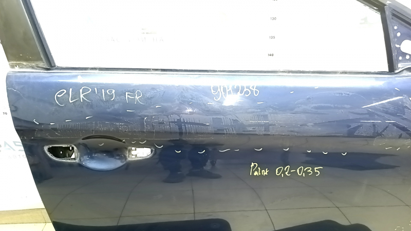 Детали двери передней правой Hyundai Elantra с дефектами: сколы и тычки.