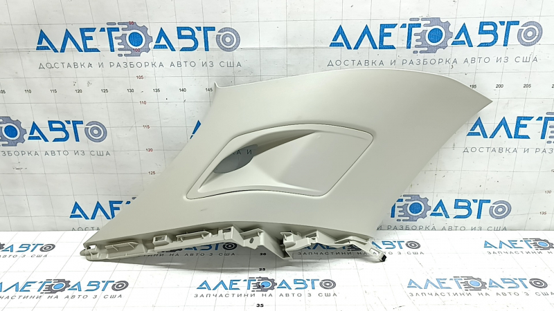 Накладка задней стойки Mazda CX-90 2024 - 2026, серого цвета, с потертостями.