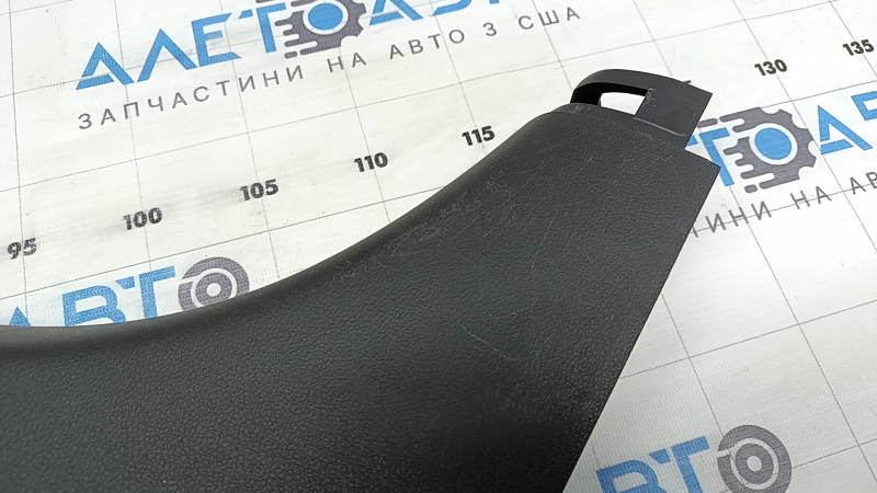 Крупный план нижней левой накладки стойки Hyundai Elantra, показывающий текстуру и состояние поверхности.