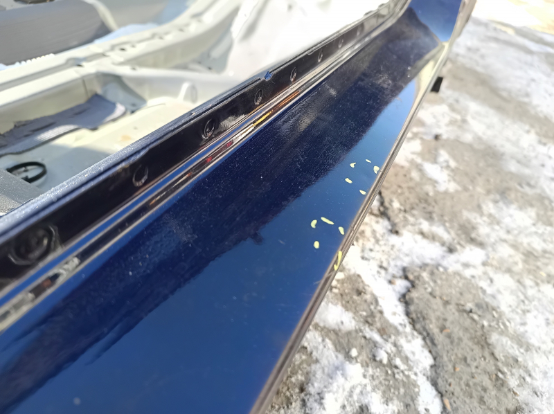 Крупный план верхней части кузова Honda Accord, присутствуют незначительные царапины.
