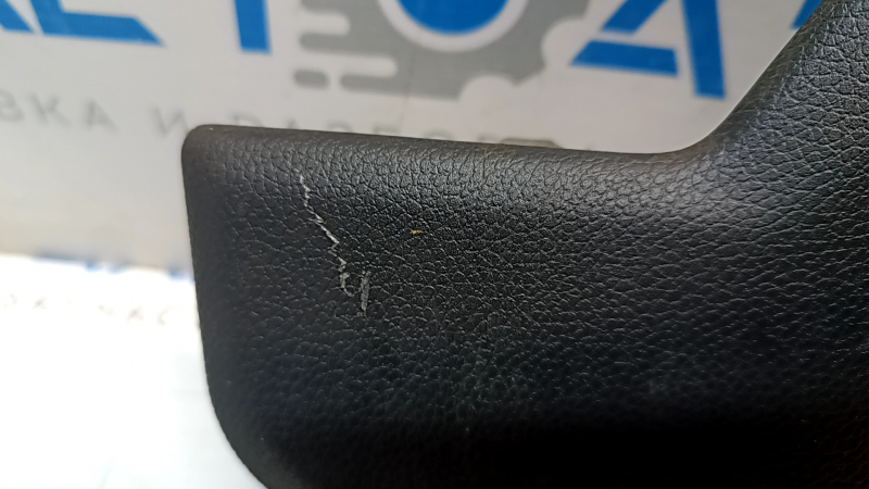 Крупный план повреждения на боковой накладке консоли Honda Insight, видна трещина.