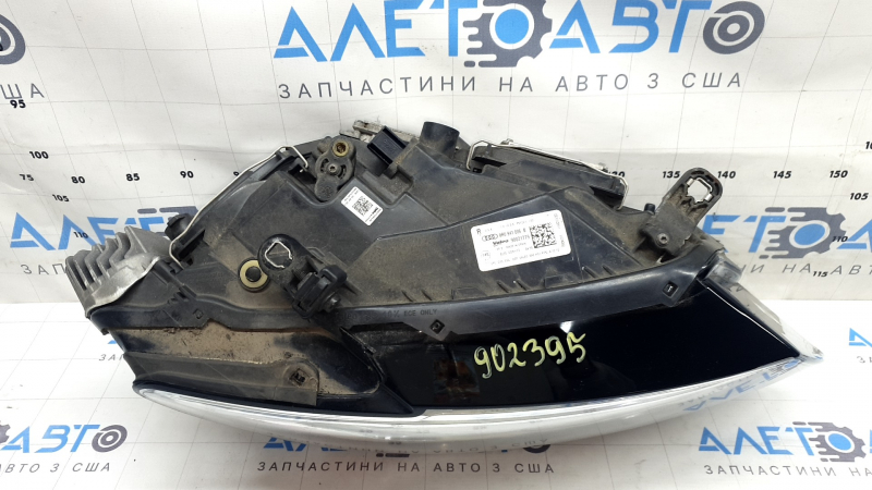 Вид фасадной части передней фары Audi Q5 2009-2017, имеются дефекты на стекле