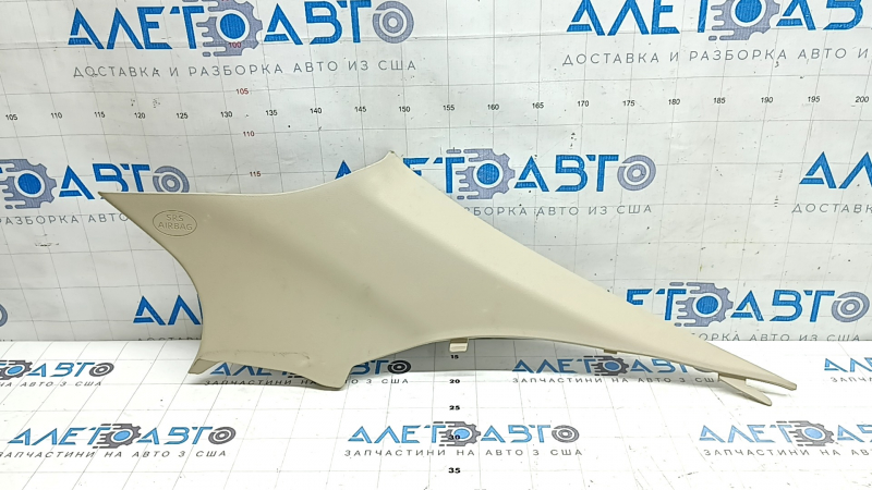 Накладка задней стойки правая Toyota Camry 2018-2024, бежевый пластик с мелкими потертостями.