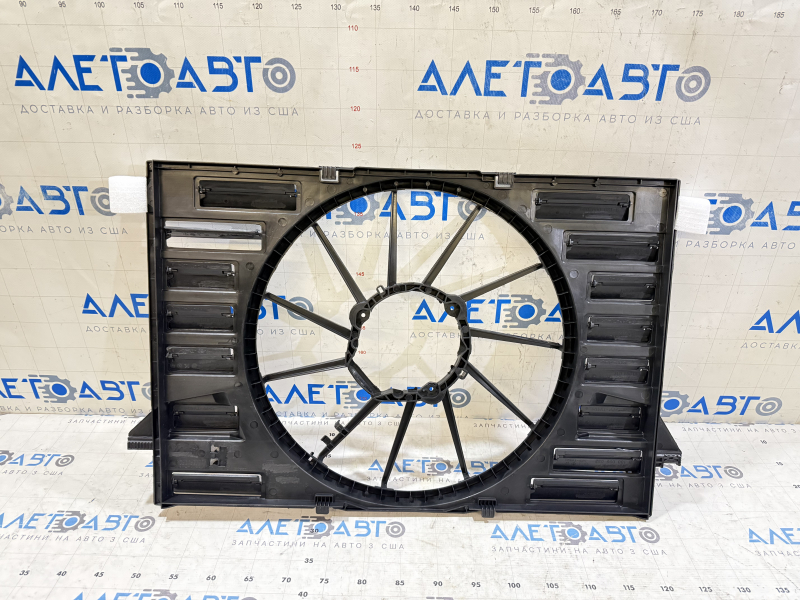 Диффузор кожух радиатора голый Audi A4 B9 17-20 2.0T