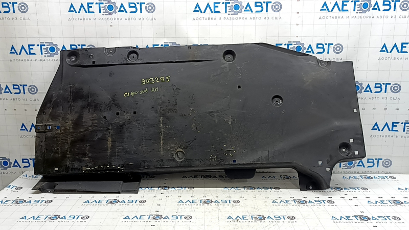 Крупный план задней правой защиты днища для Mazda CX-90 2024-2026 с явными следами эксплуатации.
