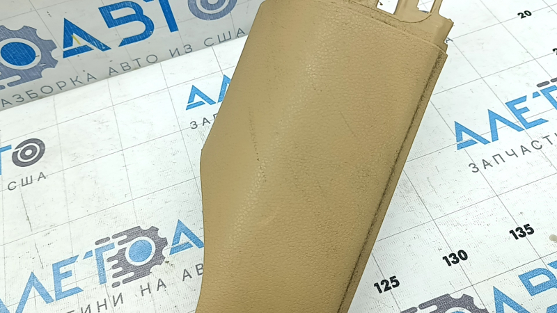 Крупный план бежевая накладки порога задняя правая, visible damaged areas