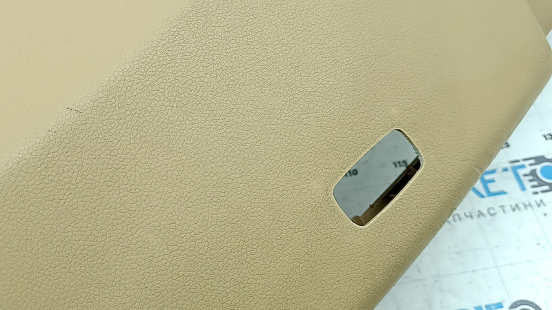 Деталь с побелением и поврежденной областью, накладка для Porsche Macan.