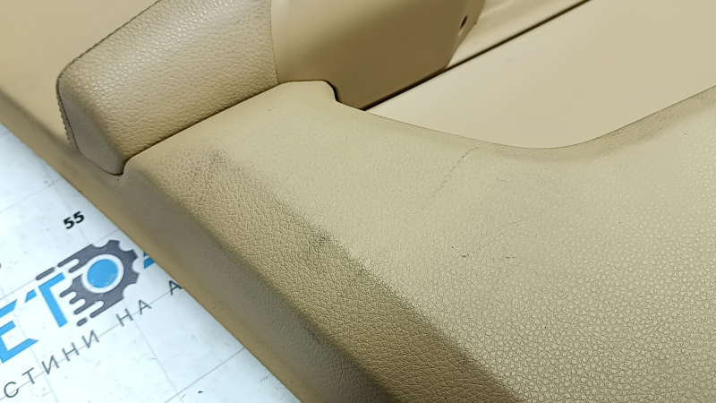Фрагмент с подлокотником обшивки двери Porsche Macan, также обнаружены лёгкие вмятины.