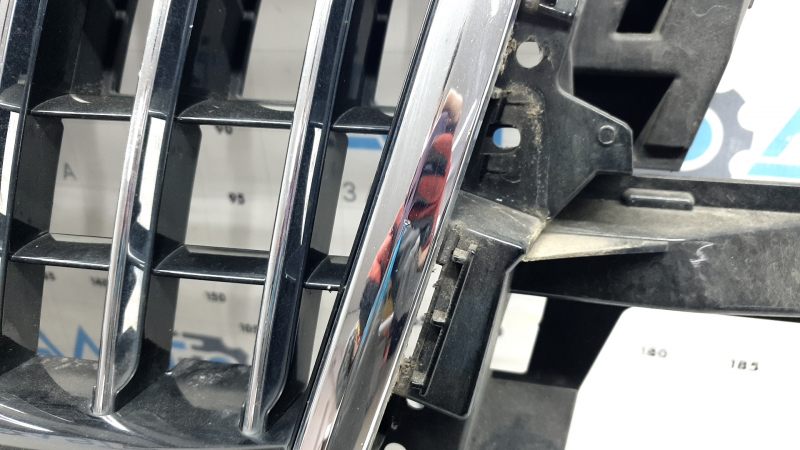 Решетка радиатора grill Audi Q5 8R 13-17 рест под парктроники, глянец, хром, с эмблемой quattro, незаводские отверстия, полез лак, песок, потёртость